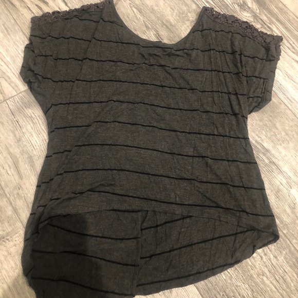 American Dream Medium Gray Striped Womens blouse Short Sleeves Round Neck - Picture 3 of 5